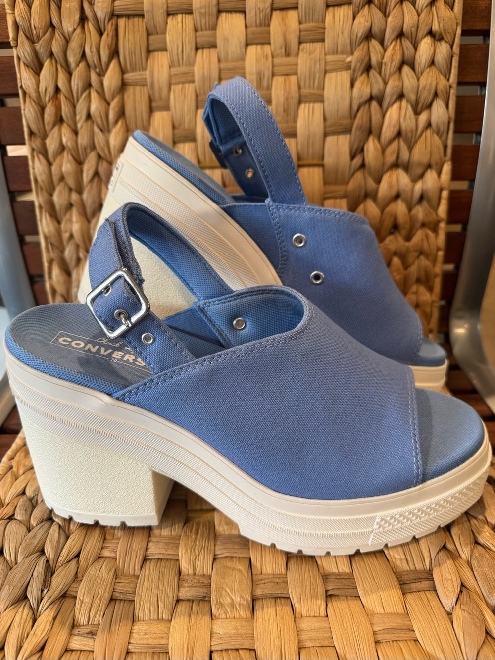 Converse NWOT De Luxe Heel Sandals Beautiful Blue Womens size 10